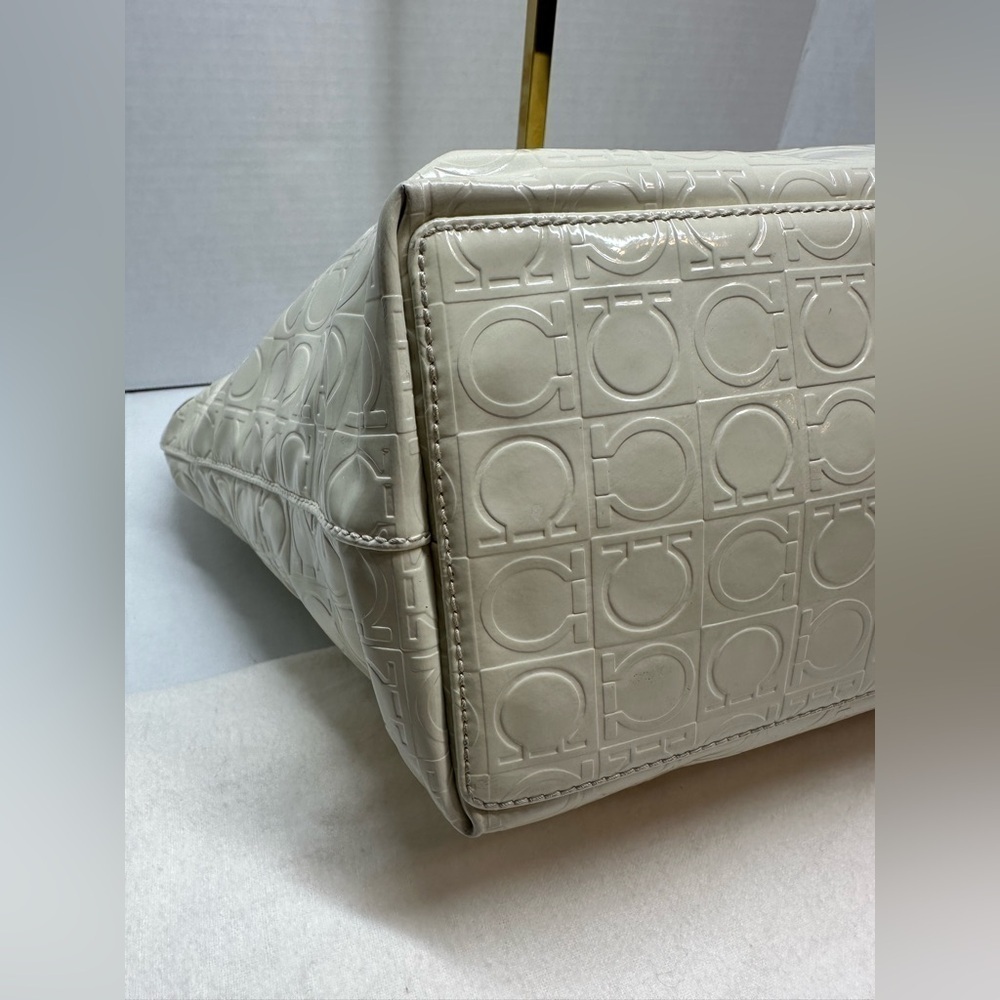 Authentic Salvatore Ferragamo Gancini Embossed Leather w/ COA - Picture 11 of 15
